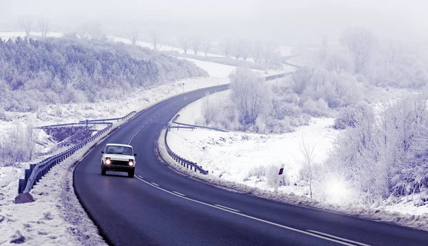 冬の道路上の車 — ストック写真