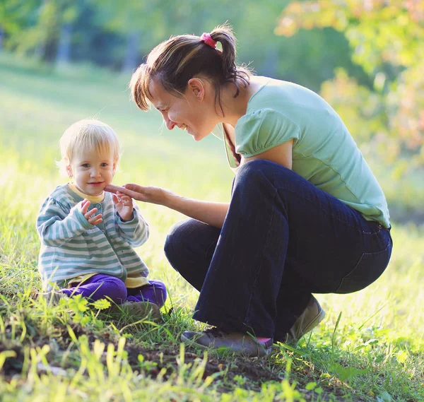 Happy Mother Play Her Baby Outdoor — Stock Photo, Image