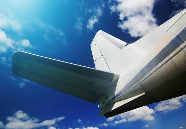 Heck des Flugzeugs bei bewölktem Himmel — Stockfoto