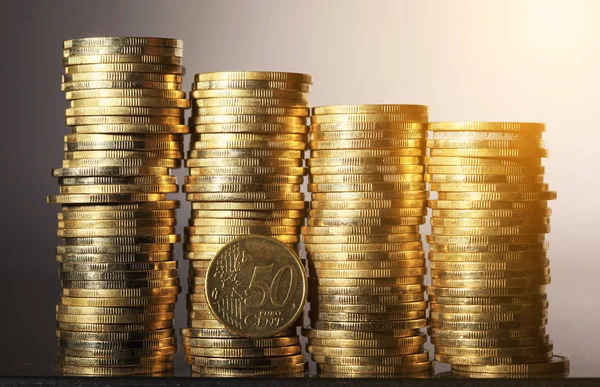 Münzhaufen mit fünfzig Cent Euro — Stockfoto