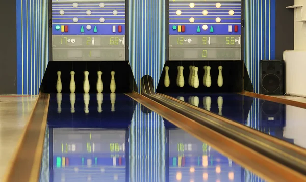 Tio-pin bowling med två körfält — Stockfoto