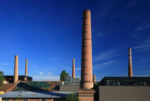 Schornsteine der alten Keramikfabrik pecs, Ungarn — Stockfoto