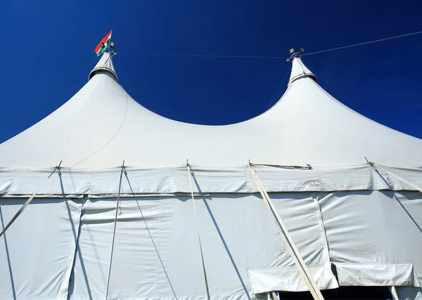 Beyaz sirk çadırının mavi gökyüzü ile detay — Stok fotoğraf