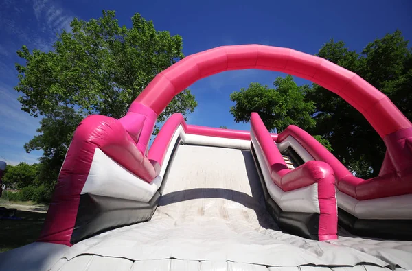Colina de borracha inflável ao ar livre para crianças — Fotografia de Stock