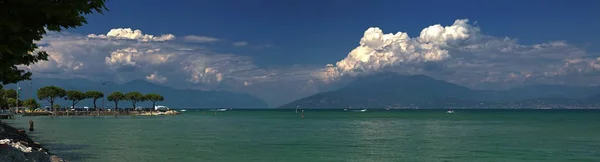 Panoramatický pohled na jezero Garda, Itálie — Stock fotografie
