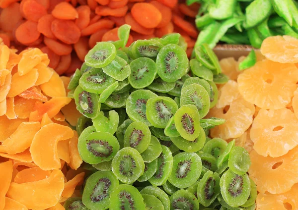 Olika färgglada torkade frukter i hög — Stockfoto