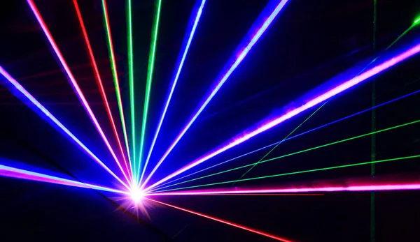 Linhas de luzes laser coloridas em preto — Fotografia de Stock