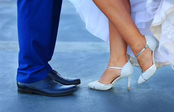 Detail of leg of wedding couple — Stock Photo, Image