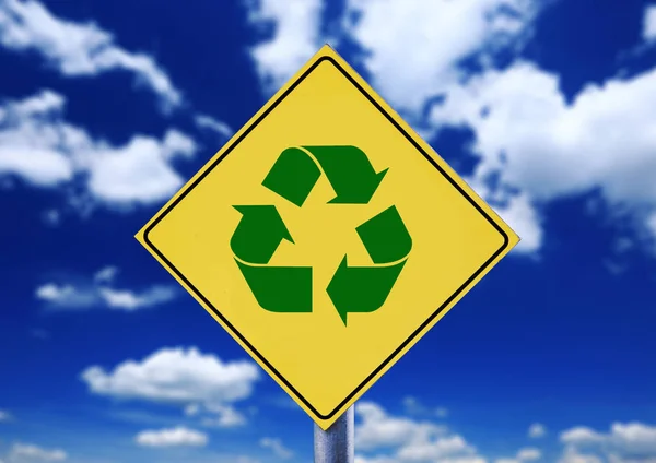 Señal de tráfico amarilla con paisaje nublado con símbolo de reciclaje —  Fotos de Stock