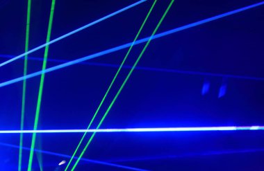Mavi renkli lazer ışıkları satırlarında