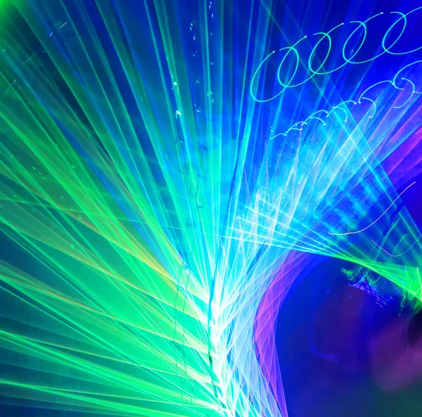 Linhas coloridas de luzes laser giradas — Fotografia de Stock