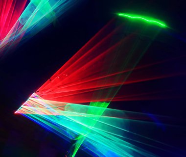 Renkli lazer çizgiler üzerine siyah ışık