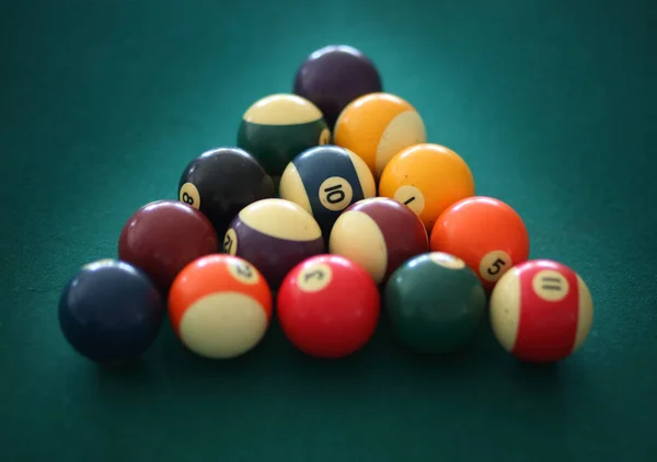 Bilardo topları üçgen şeklinde — Stok fotoğraf