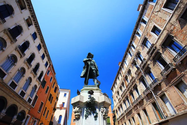 Estatua en la plaza de Venecia, Italia — Foto de Stock
