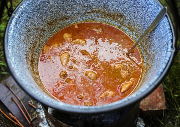 Stew pot outdoor goulash in it — Stock Photo, Image