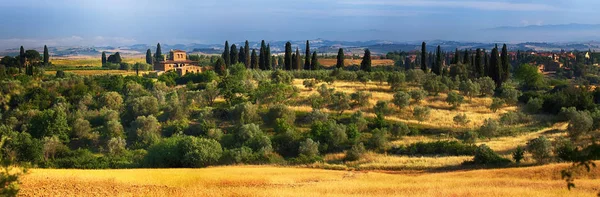 Gyönyörű táj, turista látogasson el a Toscana, a Val D'orcia, Olaszország — Stock Fotó