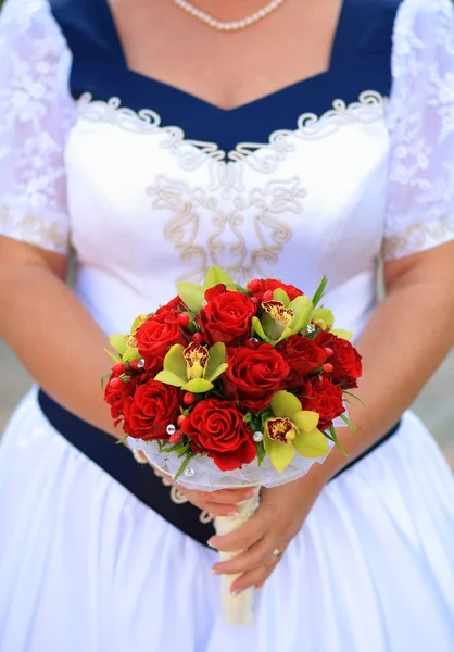 Bruiloft boeket in handen van de bruid — Stockfoto