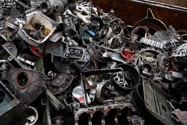 Hurdalık metal atık yığını ile