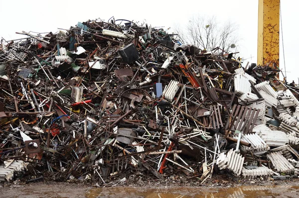 Bilskrot Med Högen Metallavfall — Stockfoto