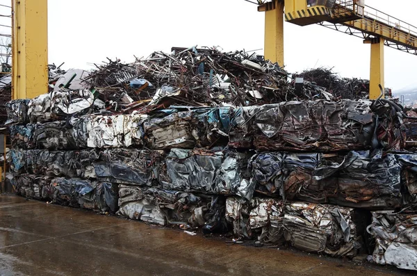 垃圾堆场与堆金属废料 — 图库照片