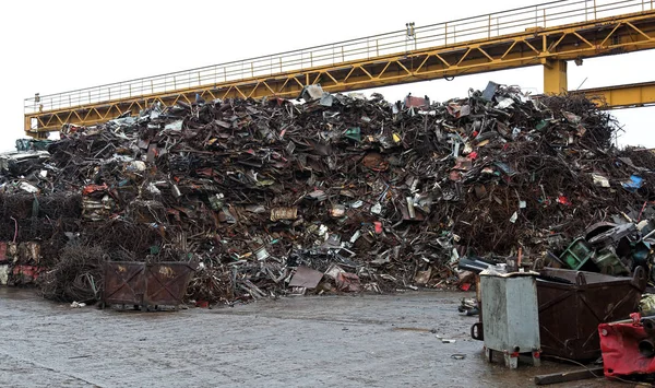 Schrottplatz Mit Haufen Metallabfall — Stockfoto