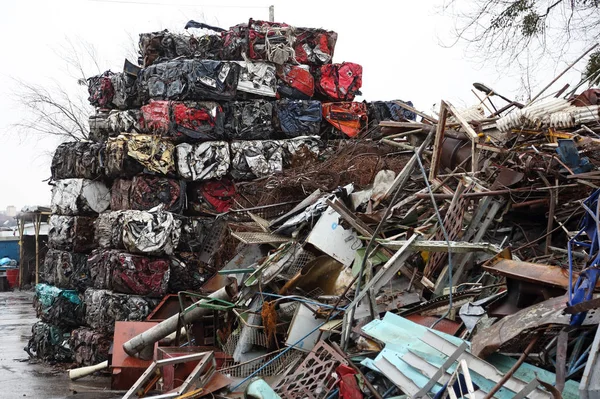 垃圾堆场与堆金属废料 — 图库照片