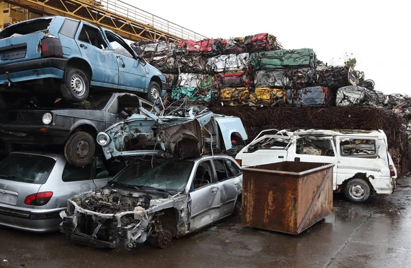 金属廃棄物のヒープとジャンク ヤード — ストック写真