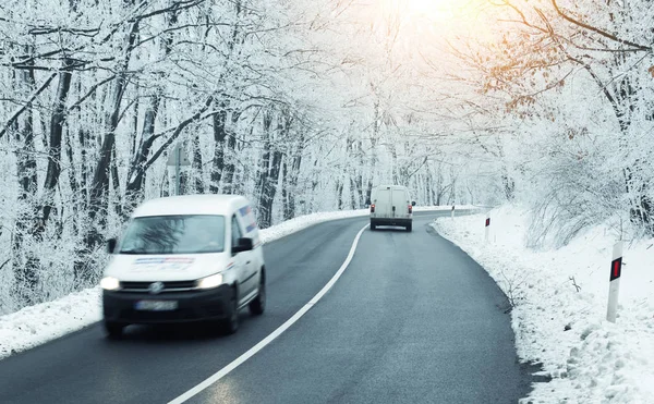 Lekki Pojazd Dostawczy Drodze Zimie — Zdjęcie stockowe