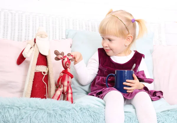 Schattig Kind Zitten Stoel Met Kerst Speelgoed — Stockfoto