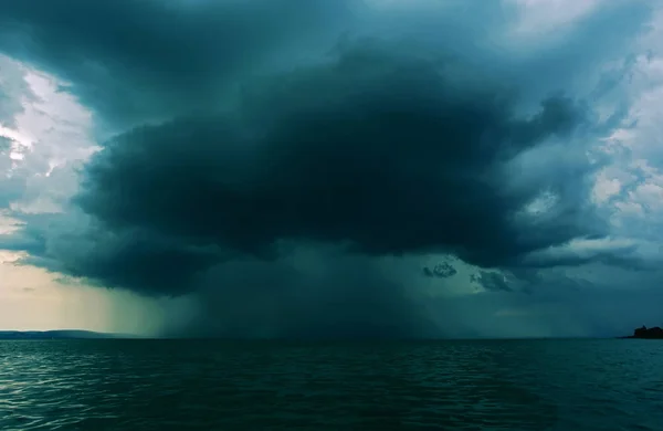 Foorming Thunderstrom Υπερκυψελίδα Πάνω Από Την Επιφάνεια Του Νερού — Φωτογραφία Αρχείου