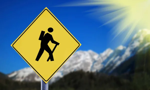 雪覆盖阿尔卑斯山的徒步旅行者象征黄色交通道路标签上 — 图库照片