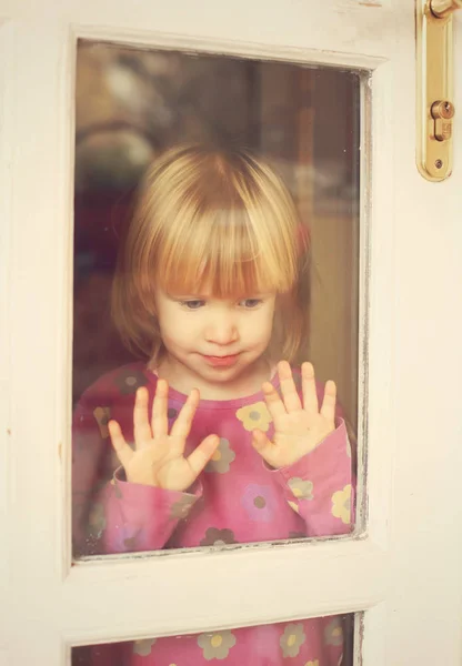 小可爱的孩子坐在窗前 — 图库照片