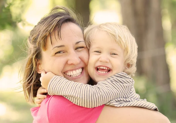 Lindo Niño Pequeño Abrazar Mamá — Foto de Stock