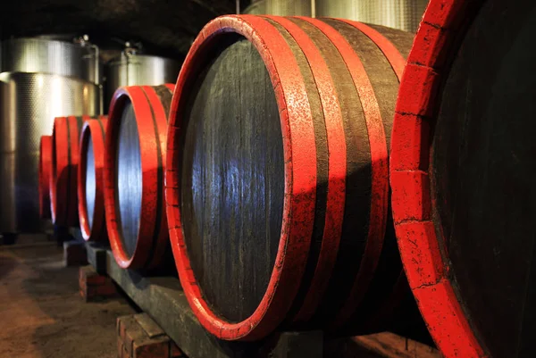 Barricas Vino Bodega Con Tanques Fermentador Modernos — Foto de Stock