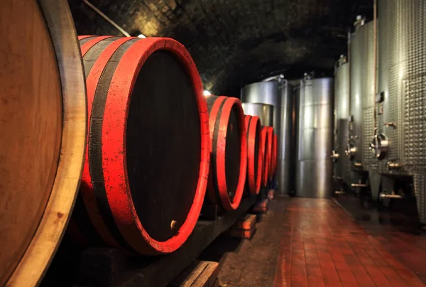 Barricas Vino Bodega Con Tanques Fermentador Modernos — Foto de Stock