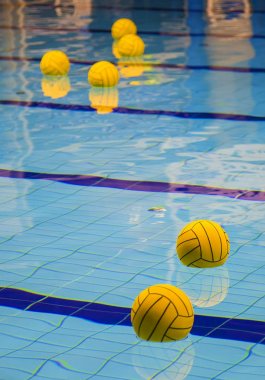 Birçok yüzme havuzunda su topu