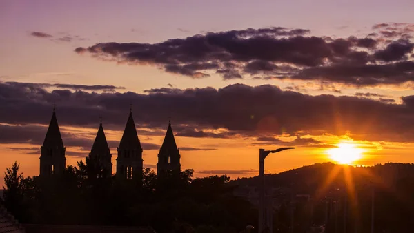 Vier Türme Der Christlichen Kathedrale Pecs Ungarn Bei Sonnenuntergang — Stockfoto