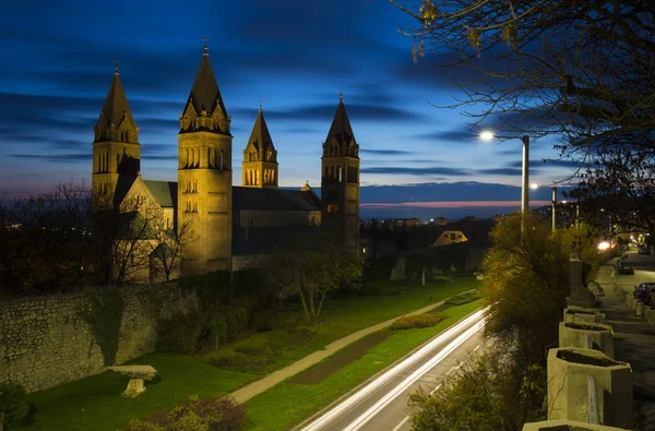 Quatre Tours Cathédrale Chrétienne Avec Feux Circulation Pecs Hongrie — Photo