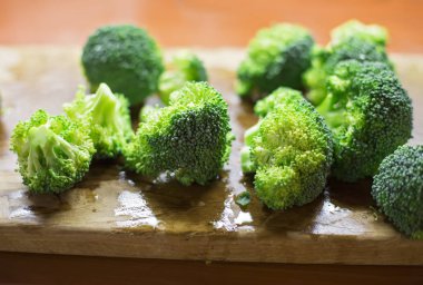 Tabakta çiğ yeşil brokoli