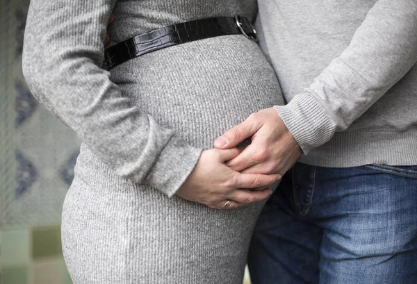 Hamile Kadın Kocası Göbeğe Dokunuyorlar — Stok fotoğraf