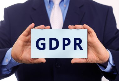 İş adamının elinde Gdpr metni var.