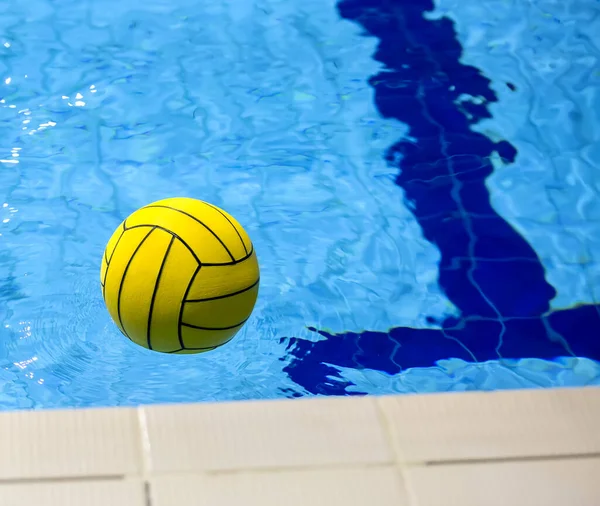 Boule Eau Jaune Dans Piscine — Photo