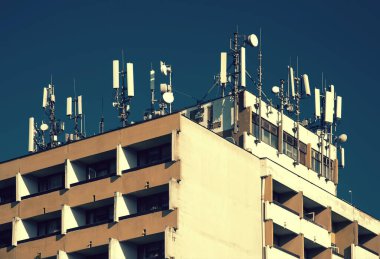 Çatıdaki mikrodalga verici antenleri