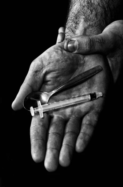 薬物中毒 注射器とスプーンで手のひら — ストック写真