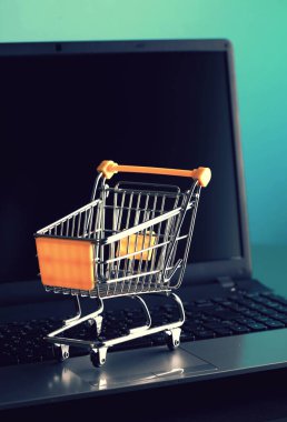 Online alışveriş e-ticaret alışveriş arabası ve defter.