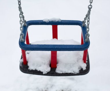 Kışın izole edilmiş renkli salıncak