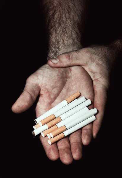 Man Håller Hög Med Cigaretter Handflatan — Stockfoto