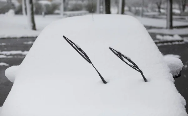 冬は路上雪に覆われた車 — ストック写真