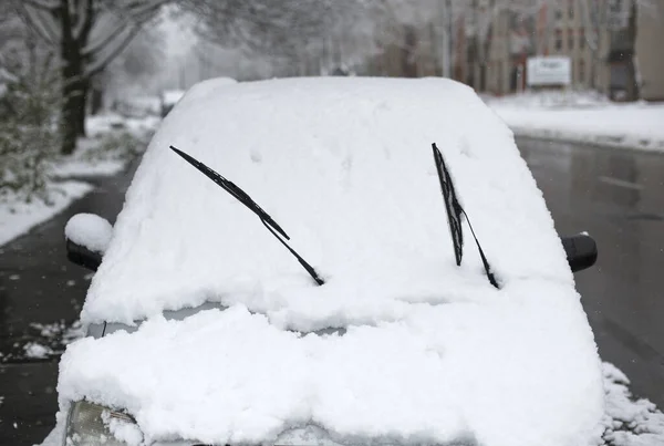 冬天街上被雪覆盖的车 — 图库照片