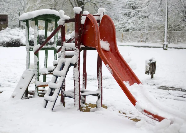 Pokryty Śniegiem Plac Zabaw Mieście — Zdjęcie stockowe